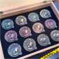 Preview: GeoMythos Geocoin - Komplettsammlung mit individuell gravierter Schatulle