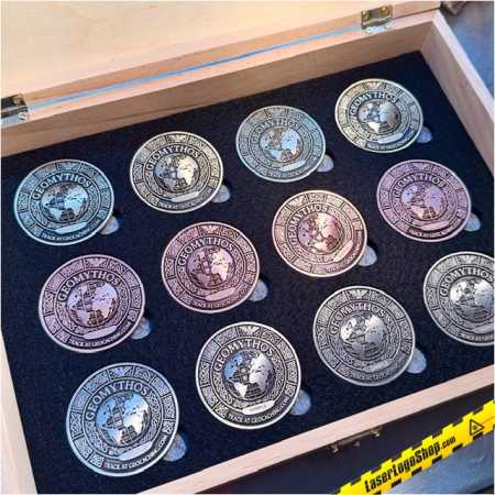 GeoMythos Geocoin - Komplettsammlung mit individuell gravierter Schatulle