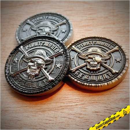 Piratemania Germany 2025 Geocoin Komplett-Set "RE Silbertaler", "LE Golddublone" und "XLE Schwarzer Achter"