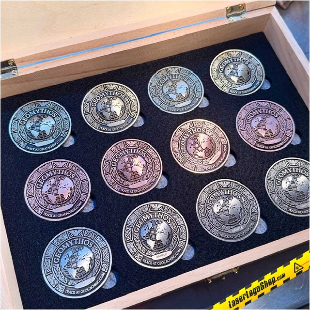 GeoMythos Geocoin - Komplettsammlung mit individuell gravierter Schatulle