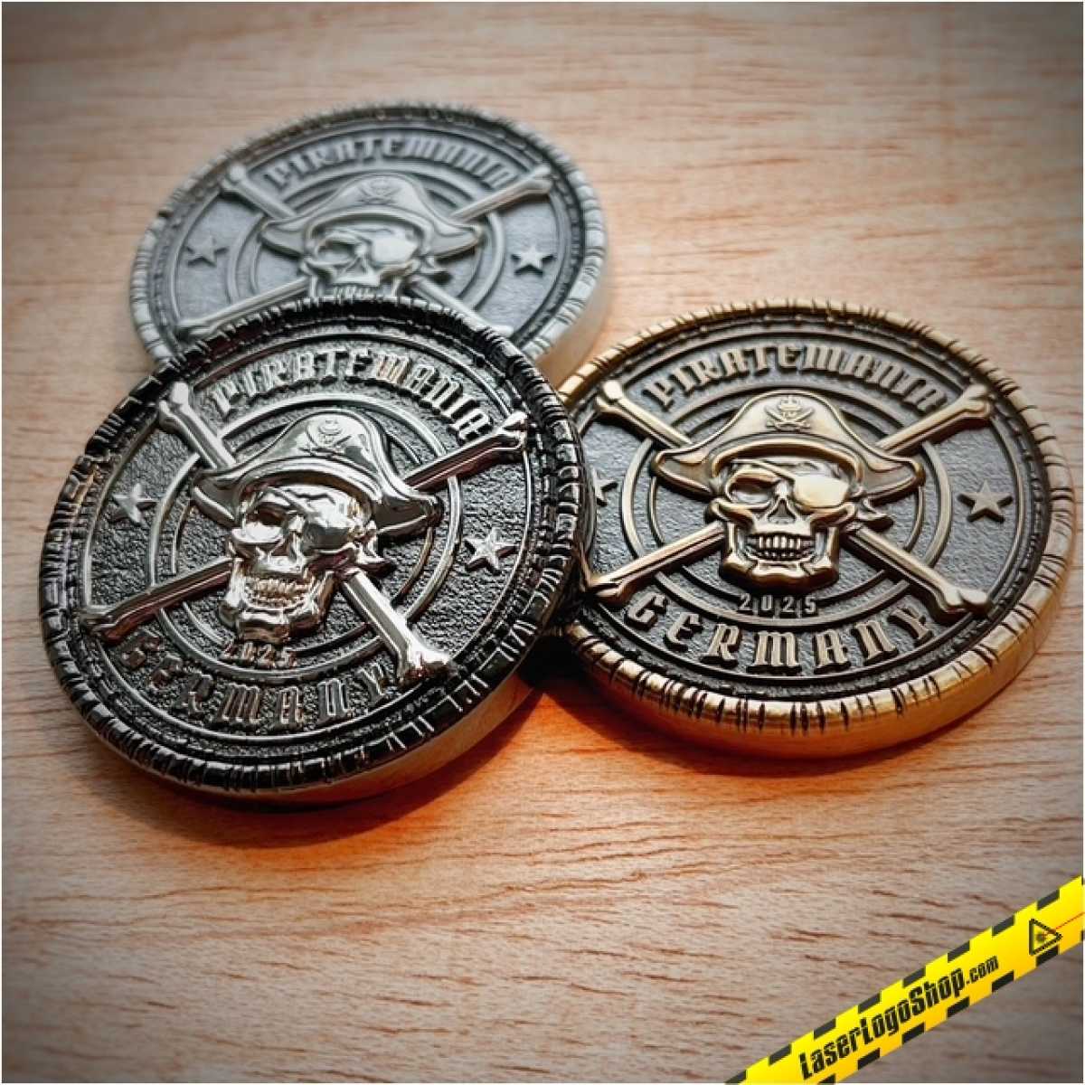 Piratemania Germany 2025 Geocoin Komplett-Set "RE Silbertaler", "LE Golddublone" und "XLE Schwarzer Achter"